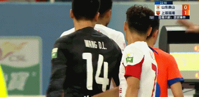 ⚽中超半场：武磊进球无效 克雷桑造点被取消 山东泰山0-0上海海港