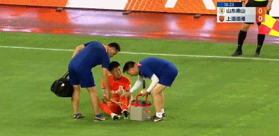 ⚽中超半场：武磊进球无效 克雷桑造点被取消 山东泰山0-0上海海港