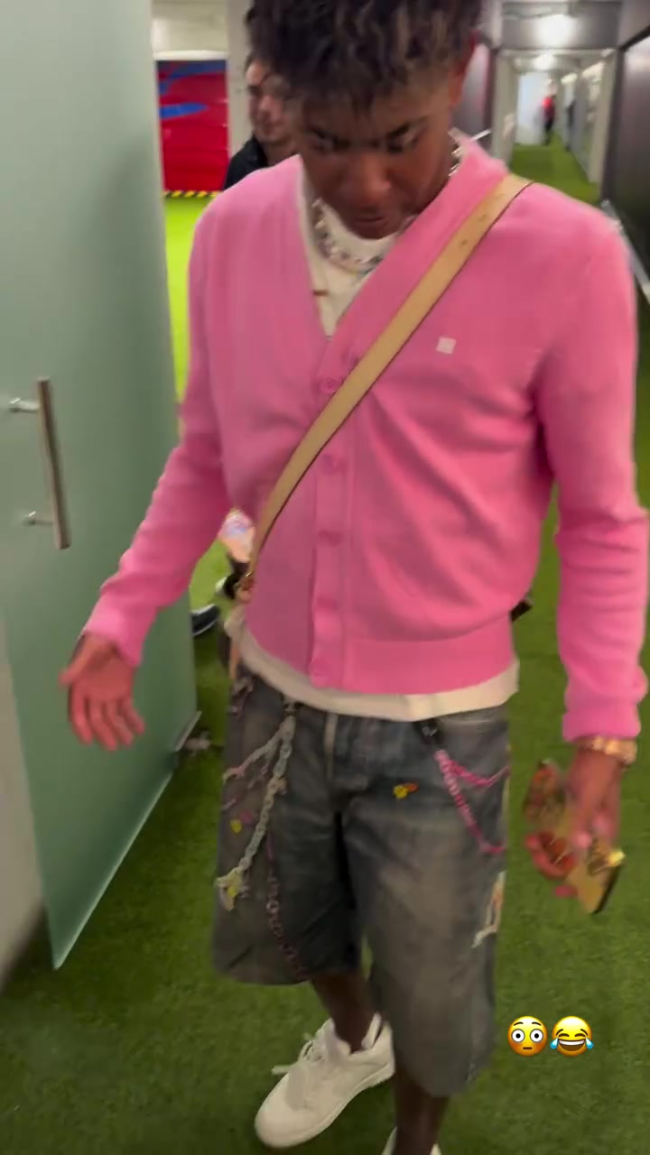 亚马尔身穿粉色衣服😂阿劳霍调侃：这是我女儿的外套